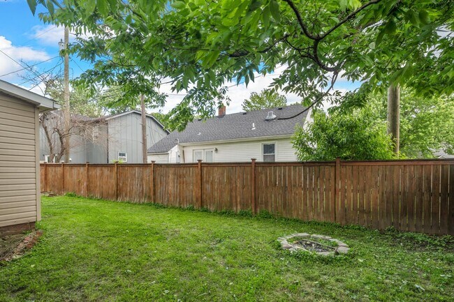 Building Photo - Charming Cottage in sought after Old Hicko...