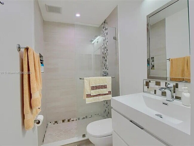 Building Photo - Spacious 1BR, 1BA Master Suite, Gem in Boca Raton – 1,170 sq ft of Comfort & Style! - Looking for...