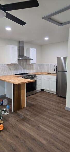 Building Photo - 3132 Helmet St