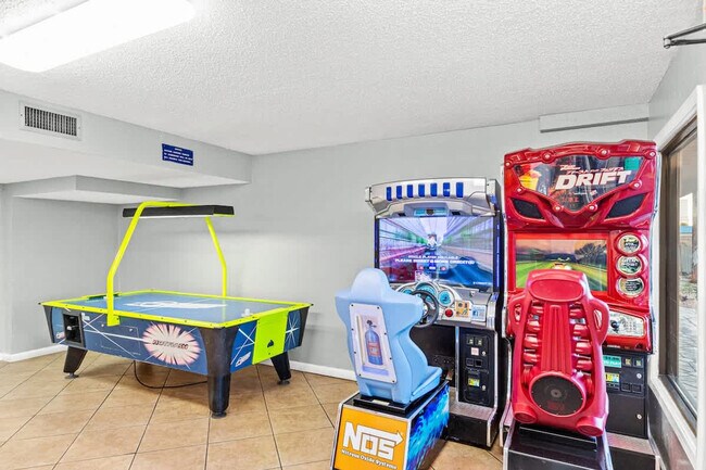 Building Photo - 8743 Thomas Dr