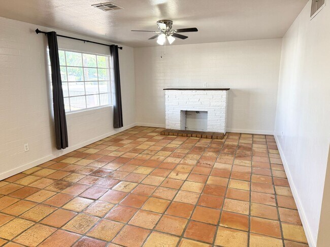 Building Photo - Fantastic 3 Bedroom/2 Bath Single Level Ho...