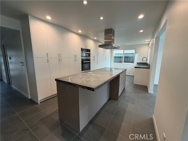 Building Photo - 15999 Via De Las Palmas