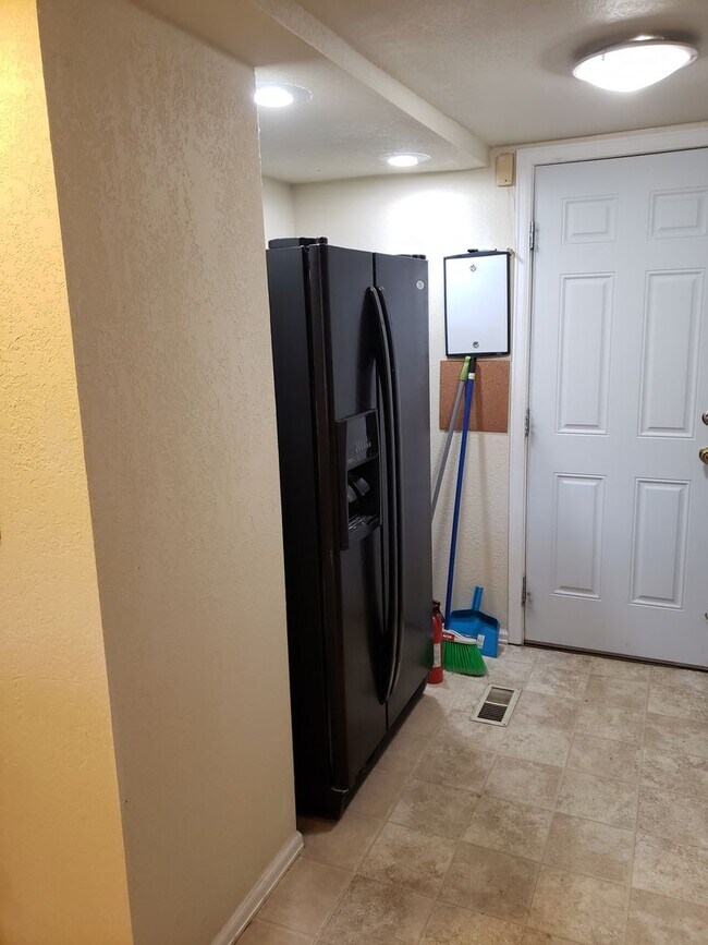 Building Photo - 2 BEDROOM, 2 1/2 BATH TOWNHOME W/2 CAR GAR...