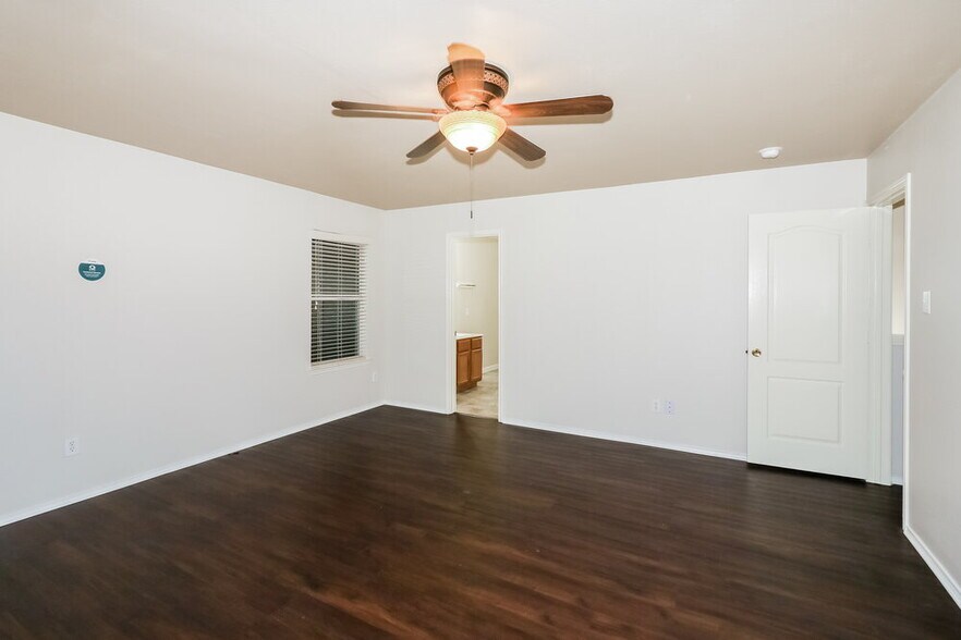 Building Photo - 5027 Oak Briar Ln