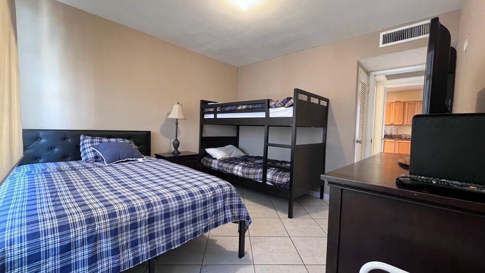 Building Photo - 5161 Collins Ave