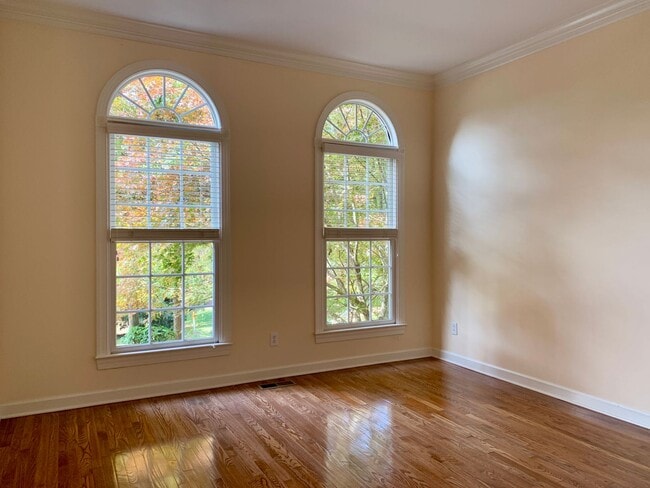 Building Photo - AMAZING Luxurious Residence, Near Educational Facilities, With Upscale Amenities!