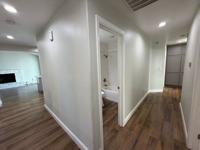 Building Photo - 8267 Moorhaven Way