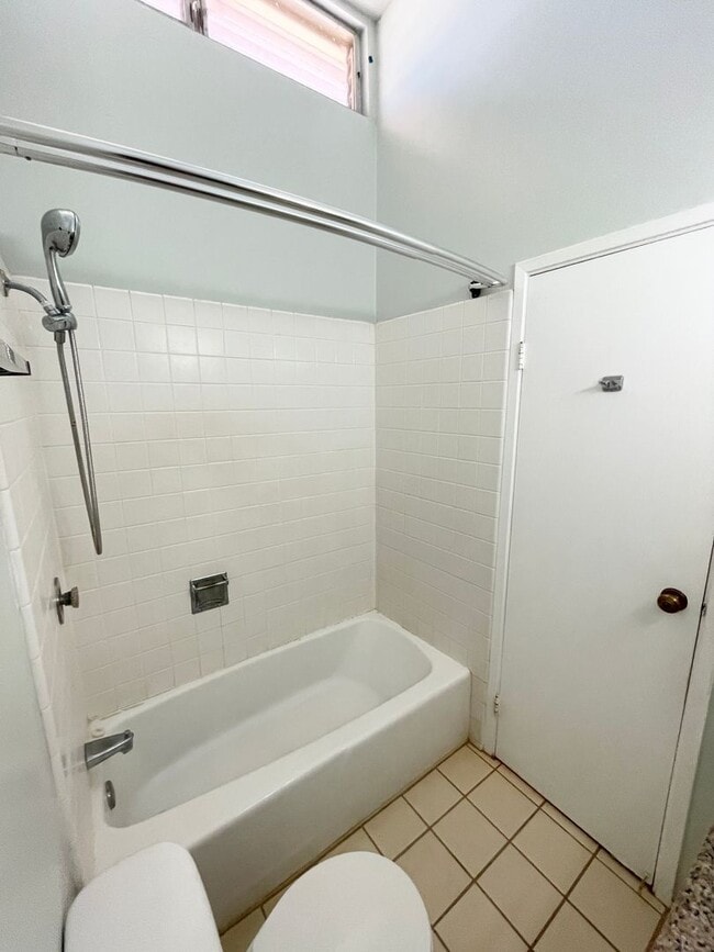 Building Photo - Well Maintained 3 Bed, 2.5 Bath Townhome i...