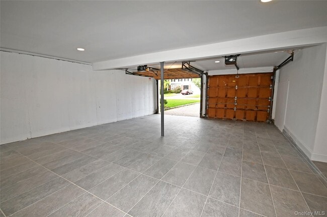 Building Photo - 19 Carriage Rd