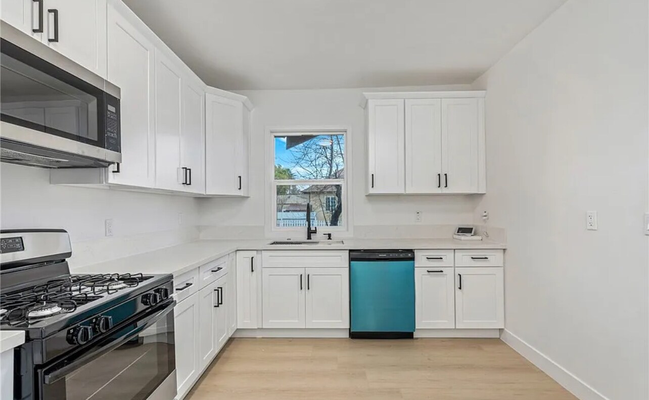 Building Photo - 358 W 11th St
