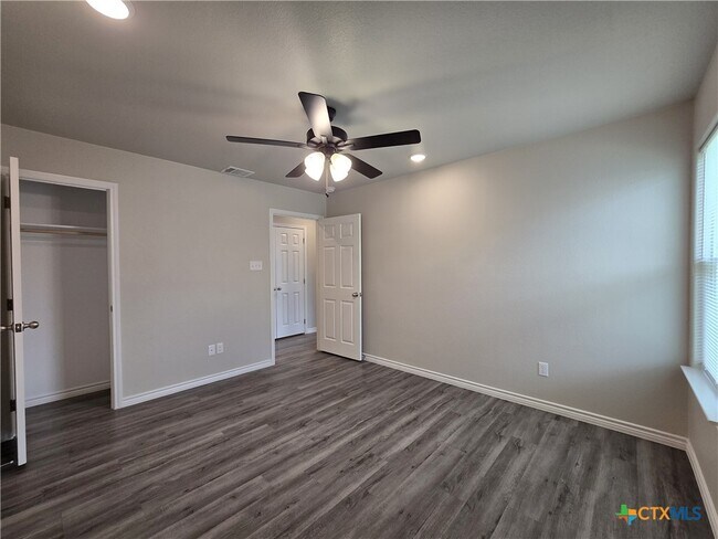 Building Photo - 523 Lost Trl