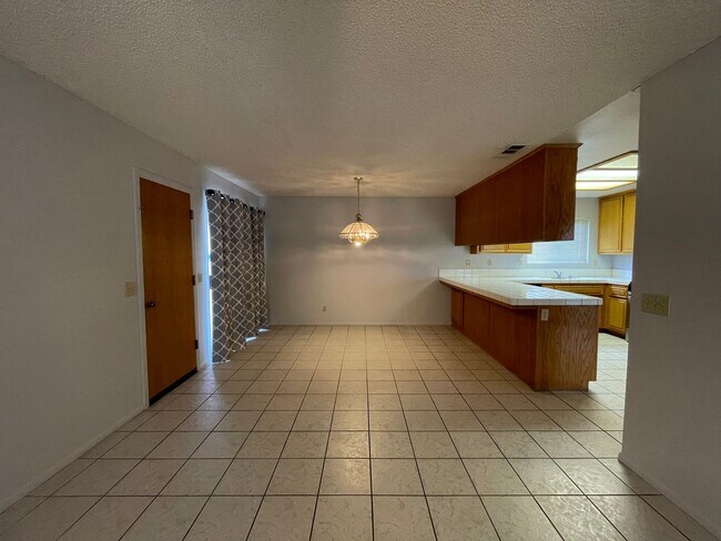 Building Photo - Two Bedroom Two Bathroom Home in Hemet!