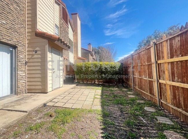 Building Photo - Beautiful 2-story 1/1.5 Mediterranean Style Condo in Gated Dallas Community For Rent!