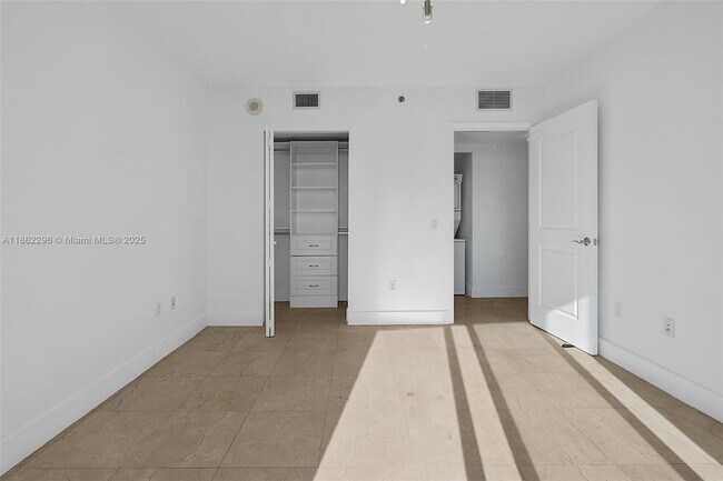 Building Photo - 2641 N Flamingo Rd