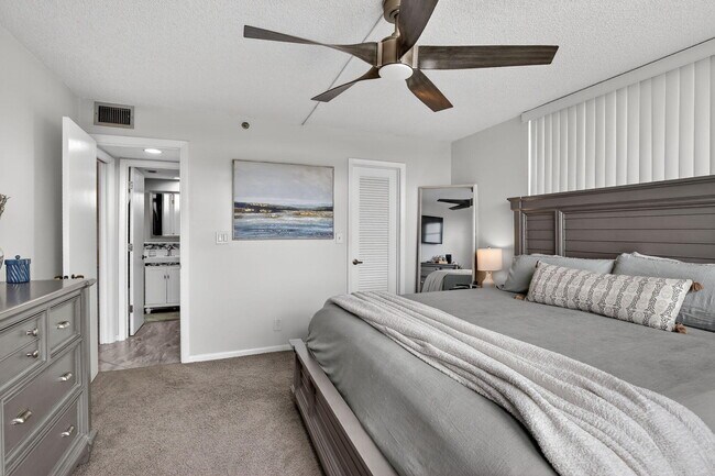 Building Photo - 3001 W Rolling Hills Cir