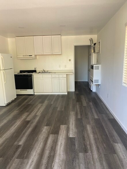 Kitchen - 22829 Burbank Blvd
