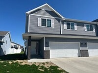 Building Photo - 3 Bed 3 Bath Twin Home