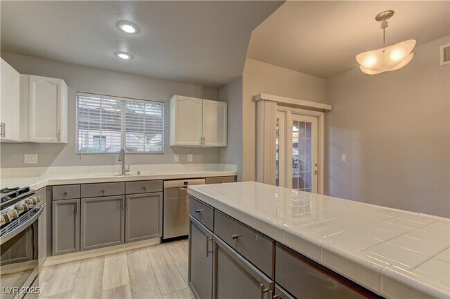 Building Photo - 10524 Autumn Pine Ave