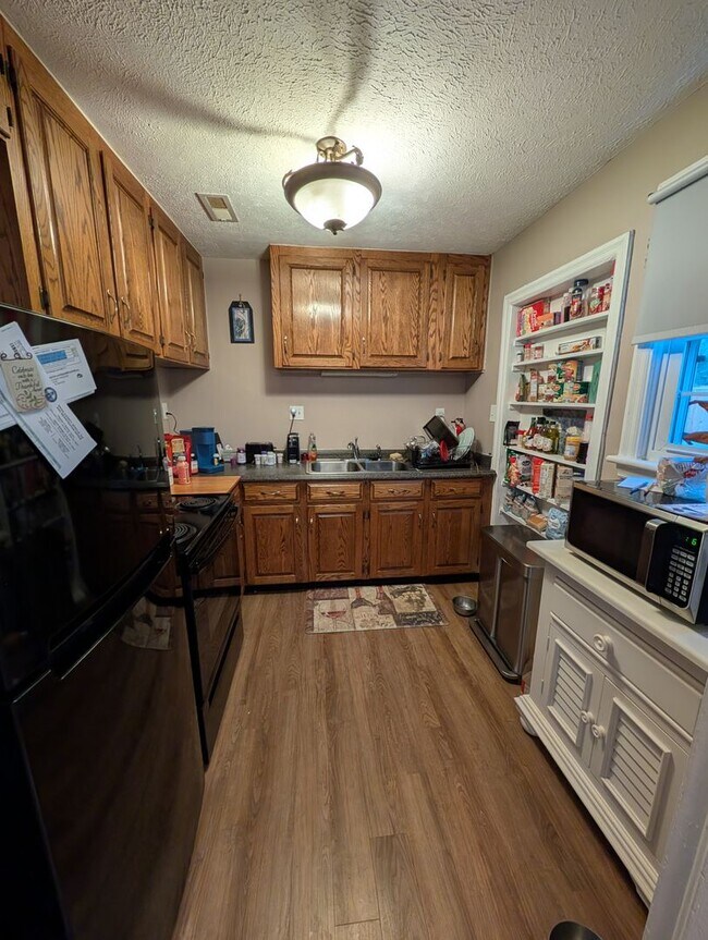 Building Photo - 104 Sharyn Ln