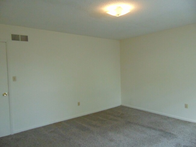 Building Photo - Nice 3 Bedroom 2.5 Bathroom Townhome!