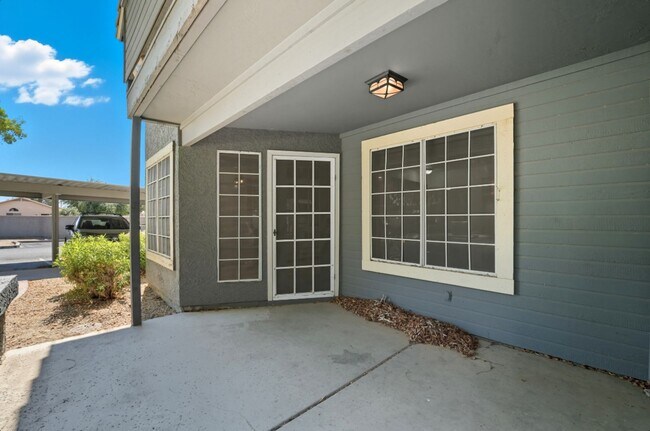 Building Photo - Spacious 3 Bed/2 Bath Home in Lush Crestvi...