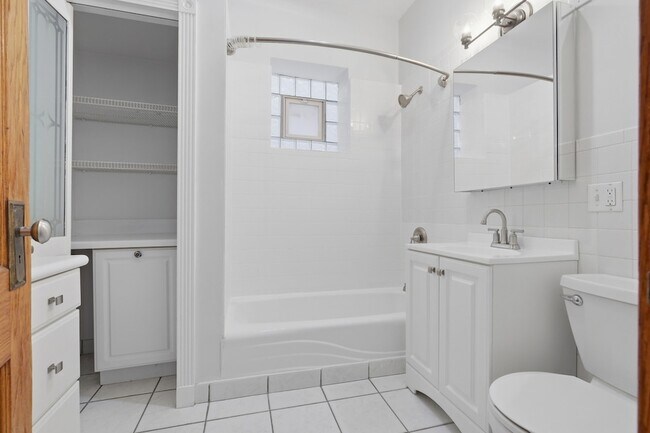 Building Photo - 823 N Hoyne Ave