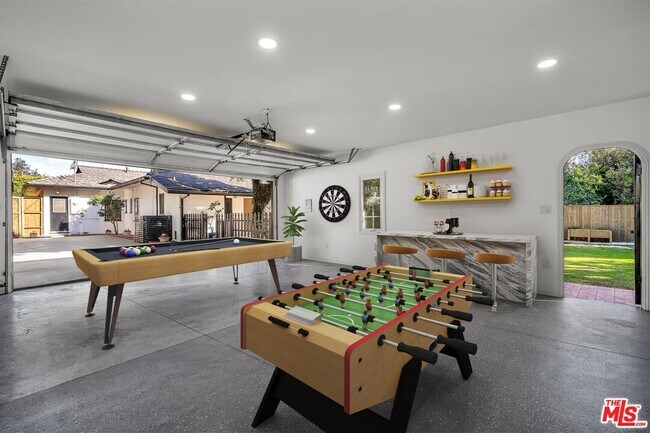 Building Photo - 629 N Rexford Dr