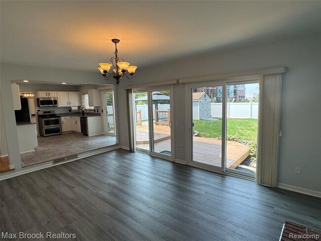 Building Photo - 35865 Ashford Dr