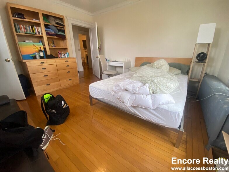 Building Photo - 448 Park Dr