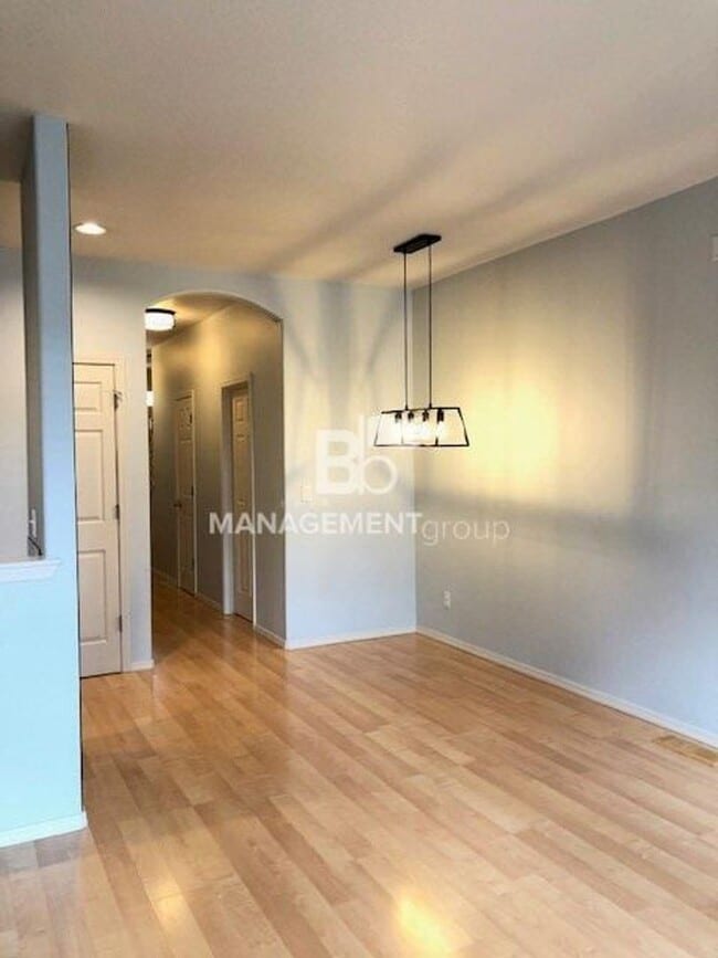 Building Photo - Updated Beaverton Townhome Close to Nike! Private Yard/Patio