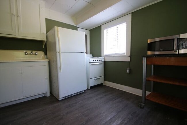 Building Photo - Simply the BEST! Adorable 1 Bedroom/1 Bath...