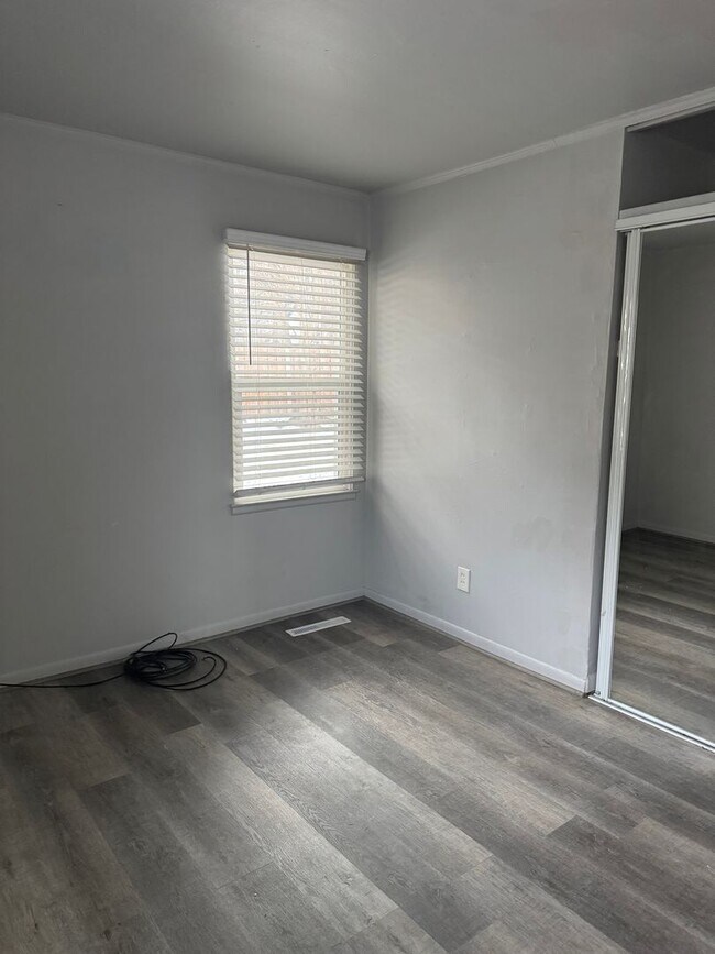 Building Photo - 2 bedrooms oak park gem