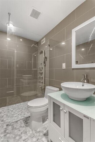 Bathroom - 3060 Pharr Court North NW