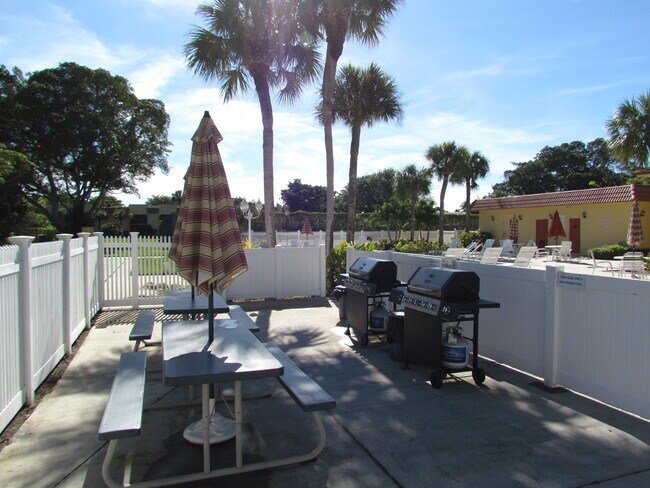 BBQ - 892 SW 9th Street Cir