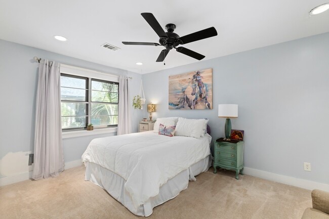 Building Photo - 2710 Colonial Dr