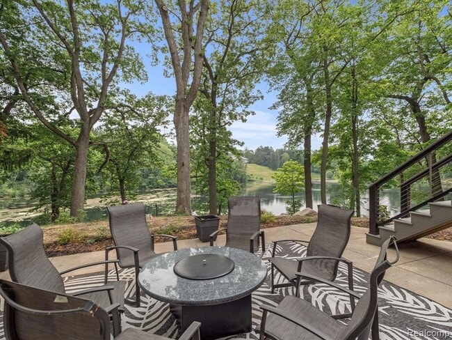 Building Photo - 3511 Lakecrest Dr