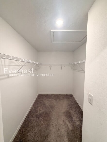 Building Photo - 946 Royal Empress Dr