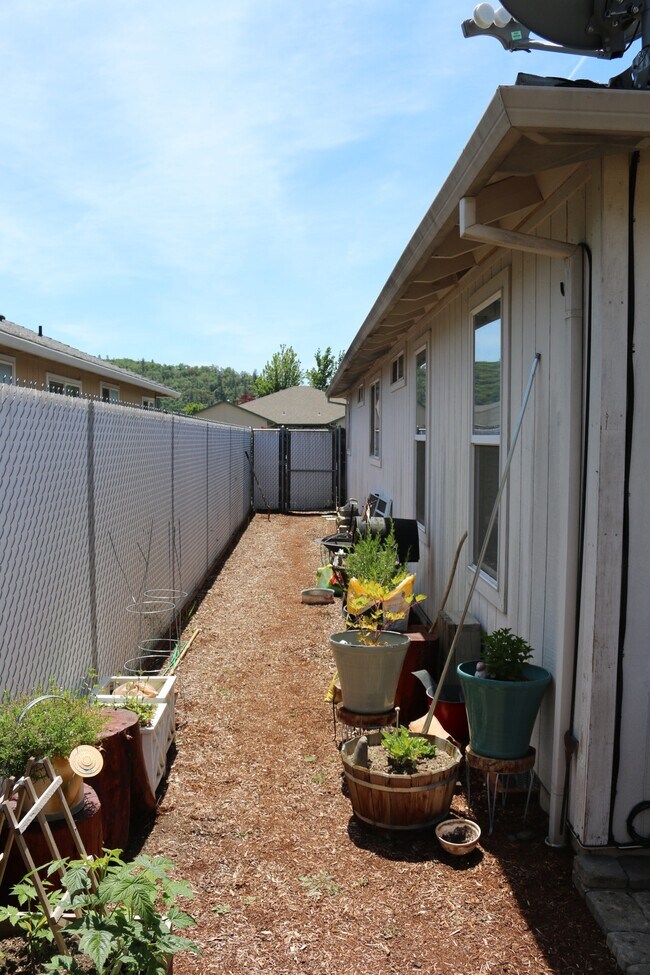 Building Photo - 436 Crystal Dr
