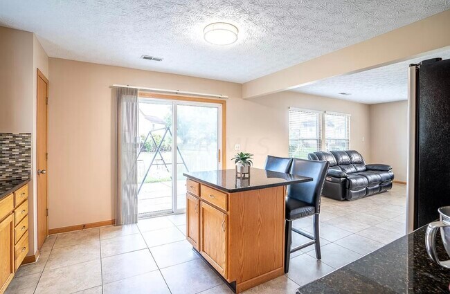 Building Photo - 5865 Summerlawn Dr