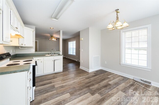 Building Photo - 807 King Arthur Dr