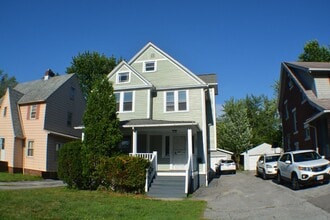Building Photo - Single Family Home 4 beds 1.5 bath Available Now!