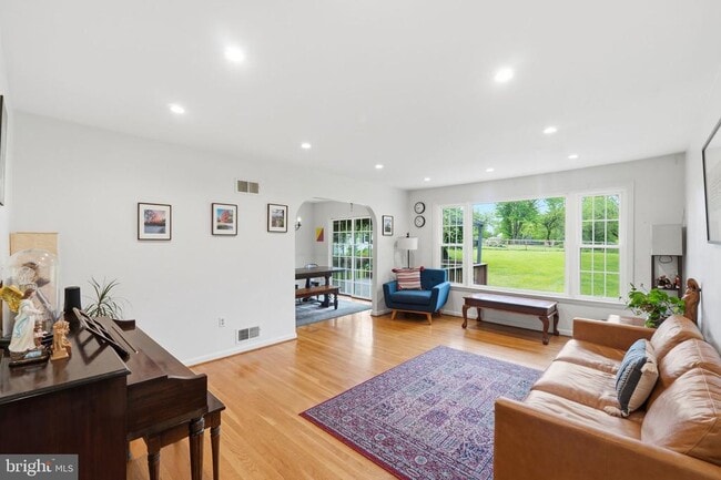 Building Photo - 9809 Sunset Dr