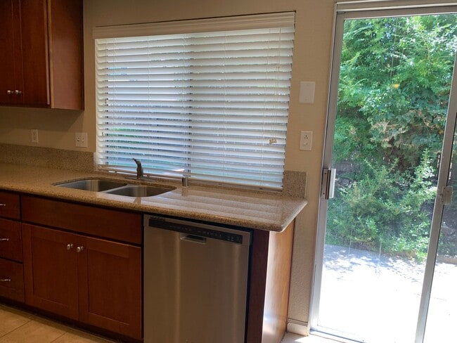 Building Photo - Adorable well maintained 3 bedroom 2 bath ...