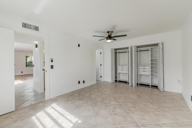 Building Photo - 560 Capri Ln