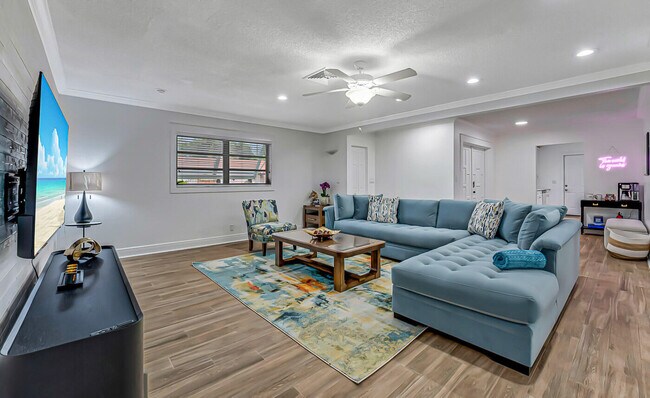 Building Photo - 532 N Palmway