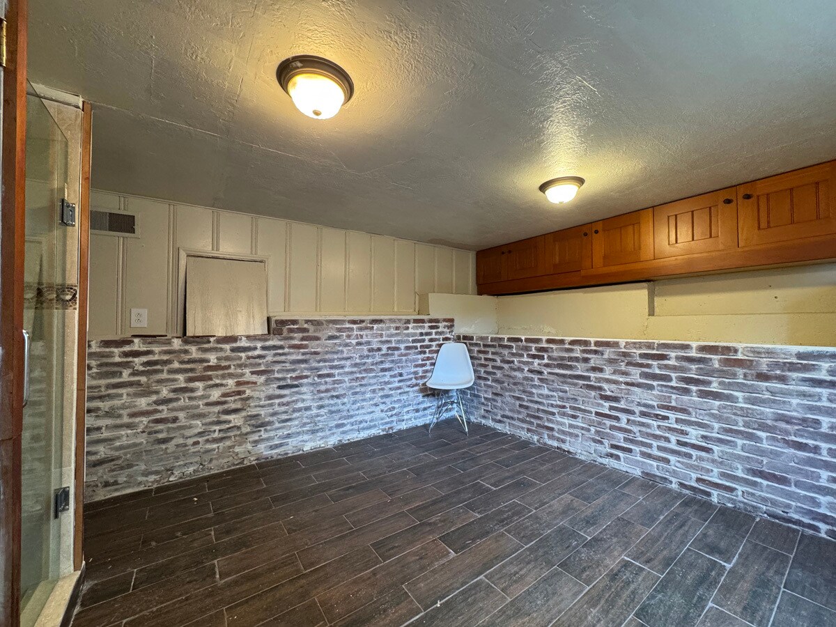 Building Photo - 645 Jean St