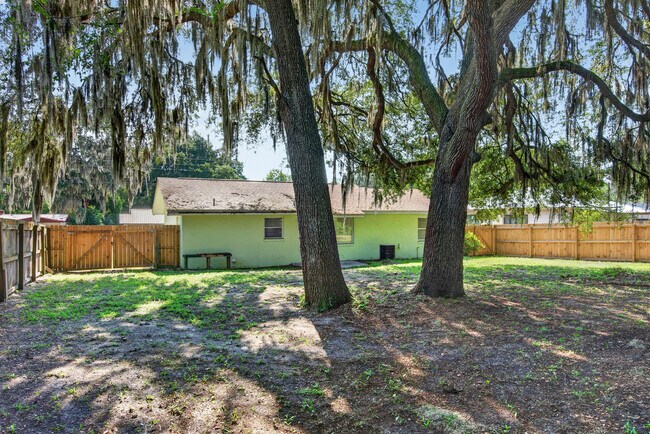 Building Photo - 308 Fern St