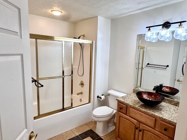 Building Photo - 433 Deer Lake Pl