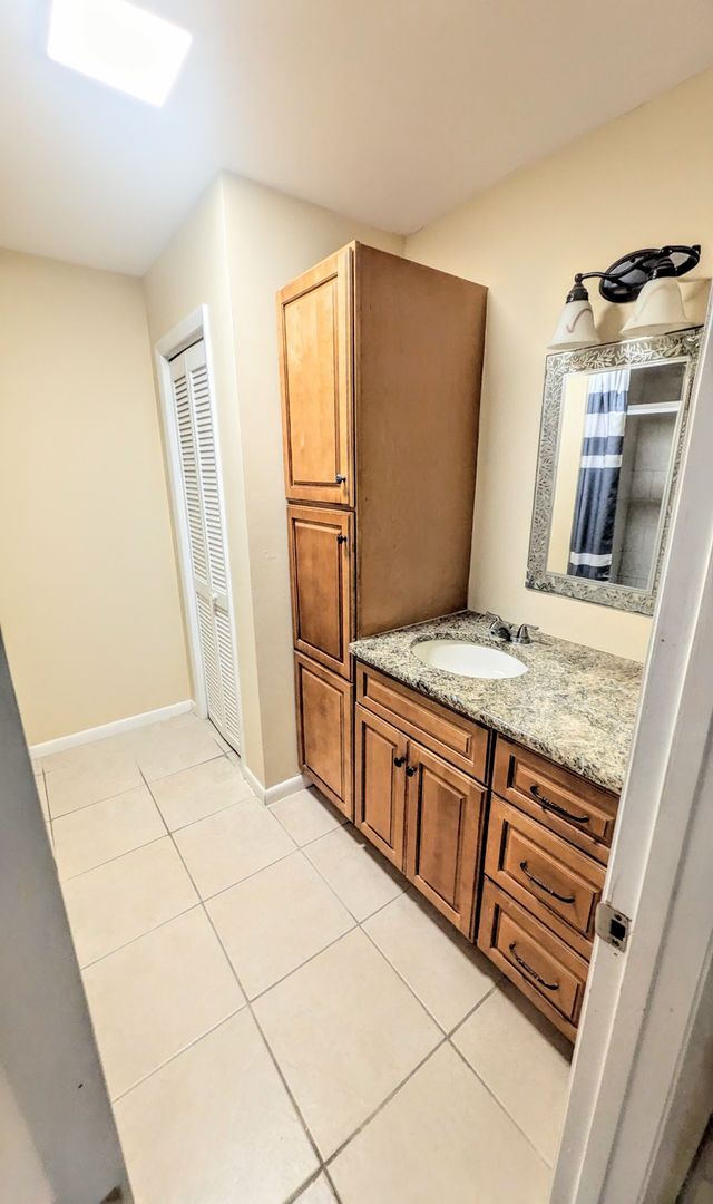 Building Photo - 2 BED 1 BATH CONDO ON SIESTA KEY **ALL UTILITIES/WIFI INCLUDED**