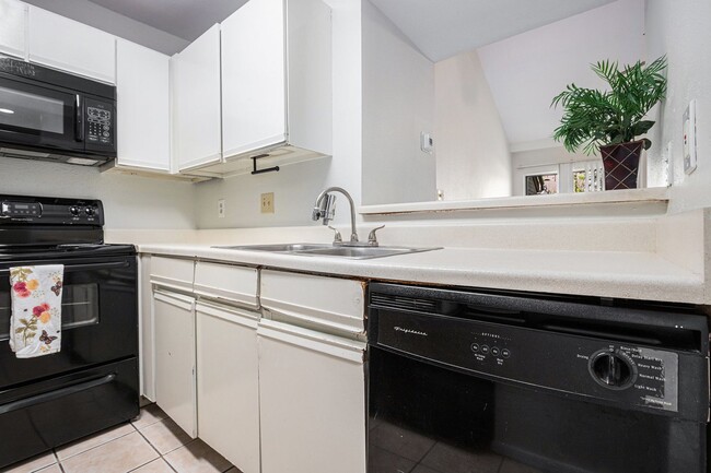 Building Photo - Excellent location under $1500!
